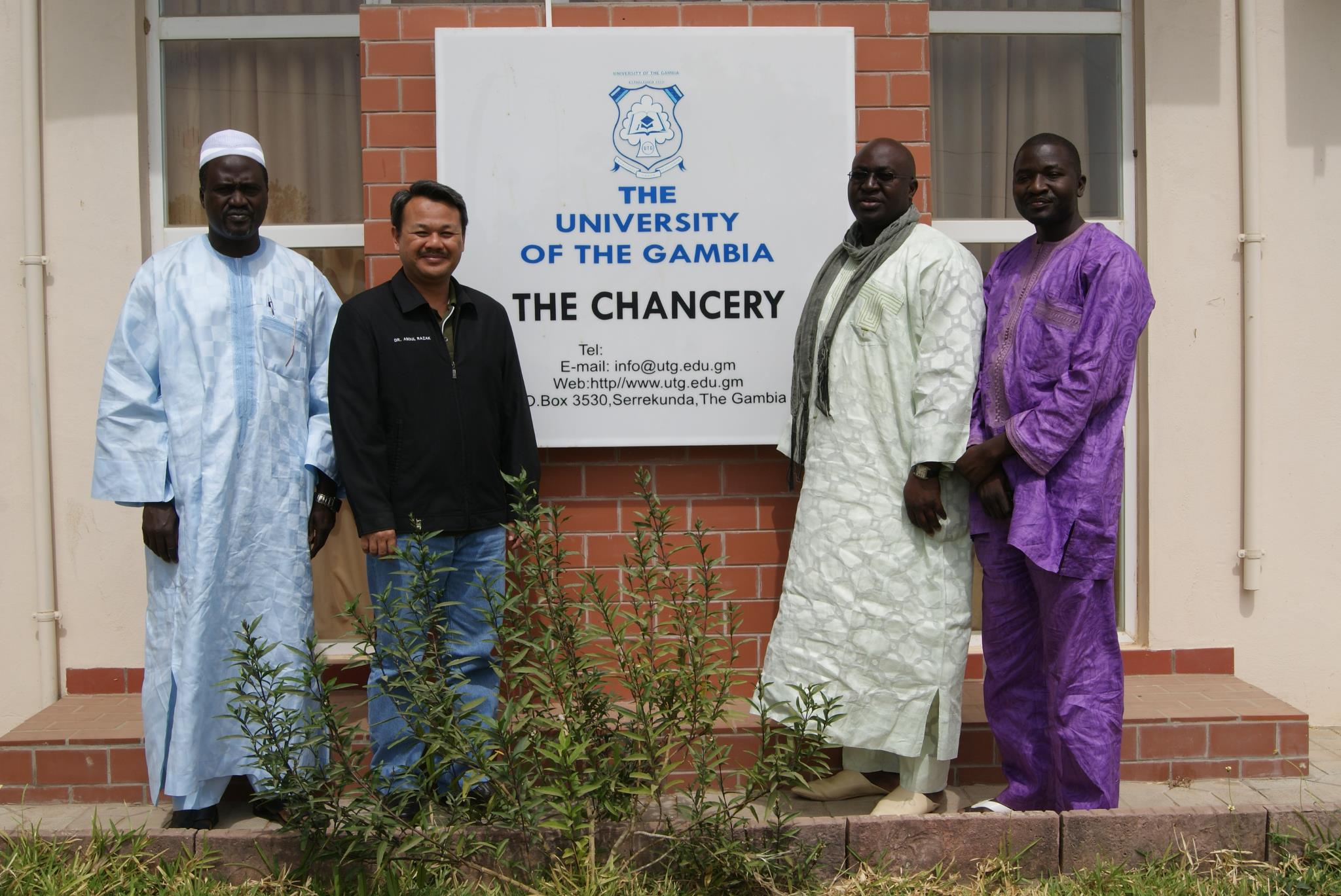 FB - Abdul Razak Sapian 12.2.2012 (Photo with the Univ of the Gambia VC and alumni)
